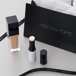 GIFT BOX　〈シルキーバームスティック＆ファンデーション〉