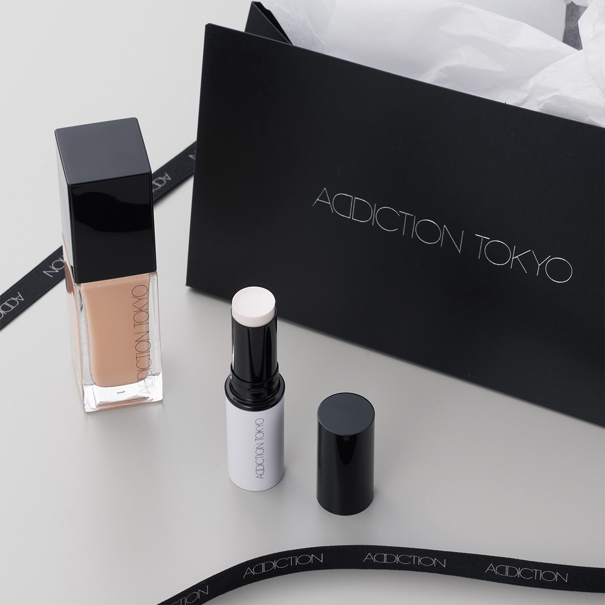 GIFT BOX　〈シルキーバームスティック＆ファンデーション〉