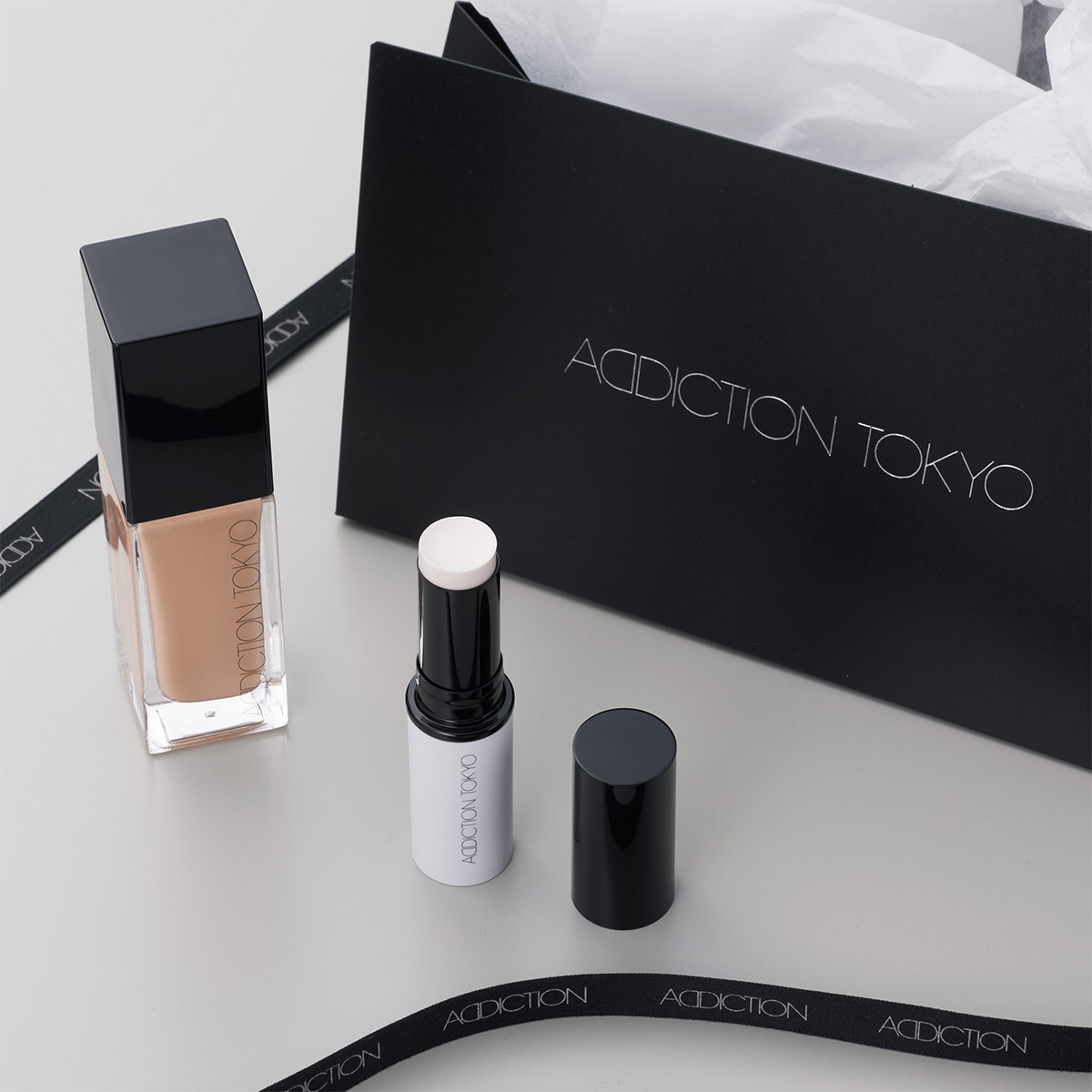 GIFT BOX　〈シルキーバームスティック＆ファンデーション〉