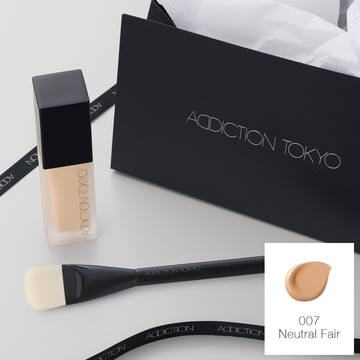 GIFT BOX　〈ファンデーション コンフィデント フィックス＆ファンデーションブラシ〉